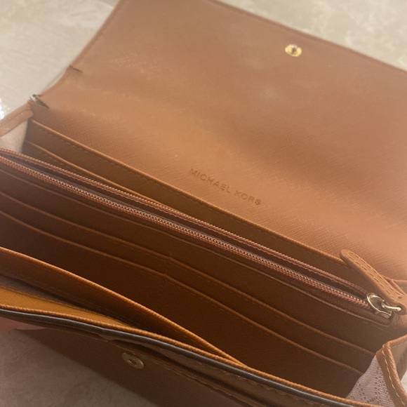 Micheal Kors wallet - Picture 2 of 3